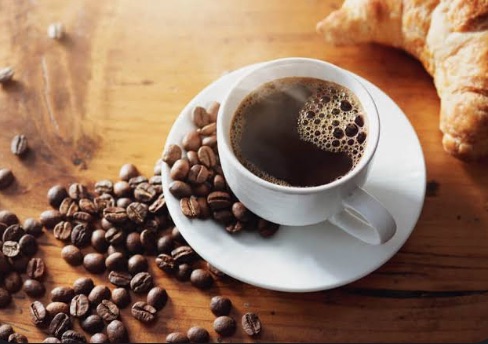 コーヒー豆を添えた、こもれびブレンドのコーヒー