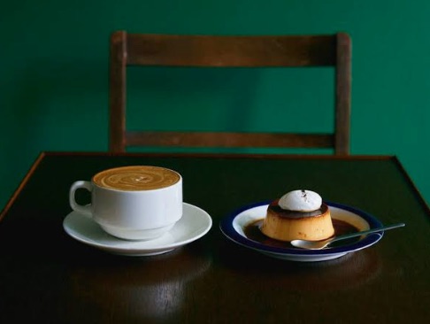 カフェラテと昔ながらの固めプリンのセット
